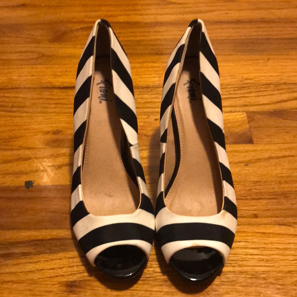 Fioni stripped shoes with one stain